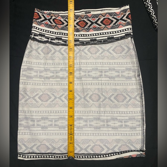 Pattern Mini high waisted skirt - Picture 3 of 4